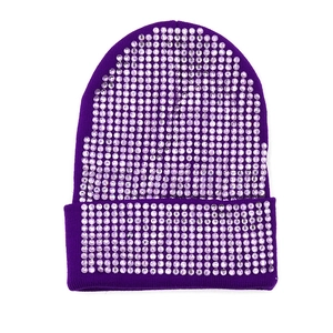 Dettaglio del berretto in maglia viola con strass densi e design con risvolto