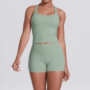 Détail de l'ensemble de yoga vert sauge avec short taille haute et débardeur col carré