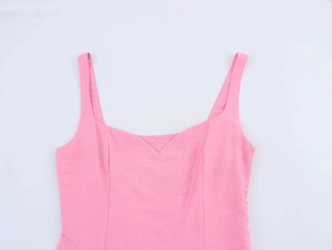 Dettaglio dell'abito rosa senza maniche con scollo a cuore e tessuto con trama a rilievo