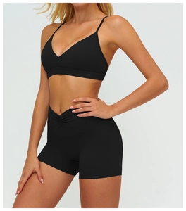 Détail de l'ensemble brassière de sport col en V et short de yoga à taille haute