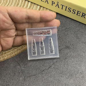 Détail du moule en silicone transparent pour nail art avec motifs floraux et formes effilées