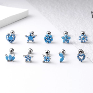 Détail de boucles d'oreilles en acier argenté avec pierres bleues de formes variées