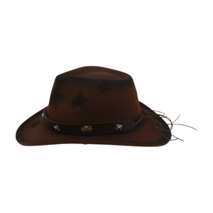 Dettaglio cappello cowboy marrone in lana con fascia in pelle, borchie e accenti turchesi