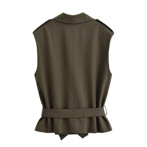 Vue détaillée du dos d'un gilet sans manches vert olive avec revers et ceinture