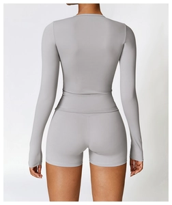Vue arrière d'un ensemble de yoga gris avec short taille haute et couture en V au dos