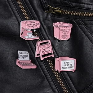 Spille in smalto rosa su giacca di pelle con design di macchina da caffè e macchina da scrivere