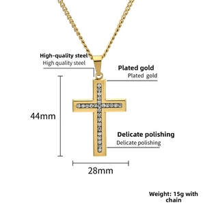 Dettaglio della collana a croce in acciaio dorato con diamanti e misure indicate