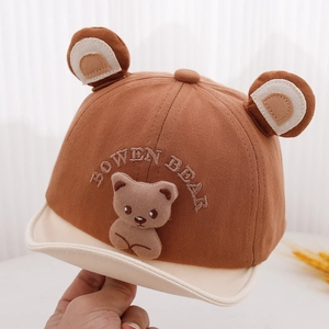 Dettaglio cappellino neonato con orecchie di orso 3D e ricami applicati Bowen Bear