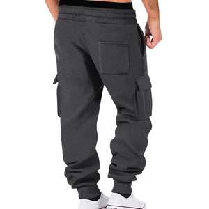 Detailansicht der Rückseite dunkelgrauer Cargo-Jogginghose mit funktionalen Klappentaschen