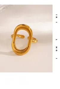 Gros plan détaillé de la bague ouverte ovale plaquée or poli au design géométrique épuré