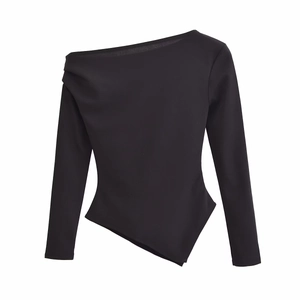 Detailansicht des schwarzen asymmetrischen Off-Shoulder-Tops mit Rippstruktur und Passform