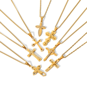 Lot de 7 colliers à pendentif croix en acier titane plaqué or 18 carats sur fond blanc