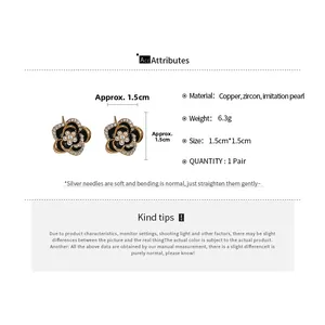Détails des boucles fleurs avec émail noir, zircons, perles et dimensions du produit