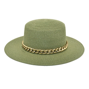 Détail du chapeau de paille vert olive avec chaîne dorée et texture tissée fine