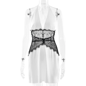 Sottoveste sexy in raso bianco con pizzo nero e schiena scoperta su un manichino