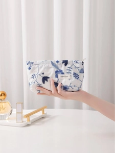 Trousse à maquillage en coton et lin avec broderie florale bleue à la main
