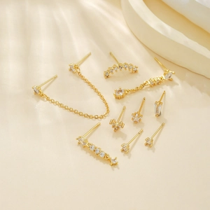 Set di orecchini dorati con nappe lunghe e cuore in zircone e ciondoli per donna