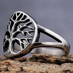 Bague arbre de vie vintage en acier inoxydable avec finition argent vieilli sur écorce