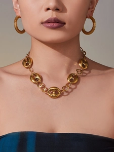 Détail du collier à maillons grain de café plaqué or 18k et boucles d'oreilles créoles