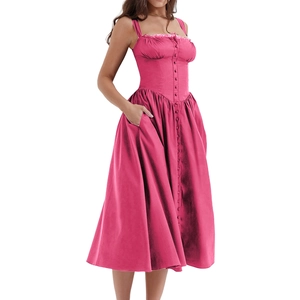 Détail de la robe d'été rose sans manches avec boutons frontaux et poches latérales