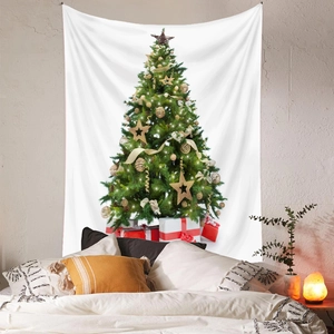 Dettaglio dell'arazzo dell'albero di Natale appeso sopra un letto per un decoro festivo