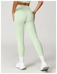 Detailansicht der Rückseite einer hellgrünen High-Waist-Yogahose mit nahtlosem Stich