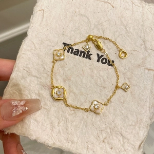 Dettaglio del bracciale a quadrifoglio placcato oro 18K con madreperla bianca e zircone