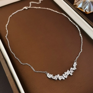 Collier fleurs en zircons argenté présenté dans un écrin de luxe en cuir brun