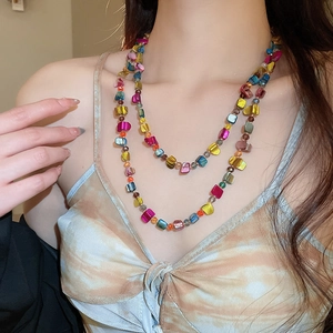 Detailansicht einer böhmischen doppellagigen bunten Muschelperlenkette an einem Model