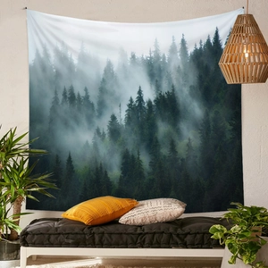Dettaglio di un arazzo forestale appeso in una camera da letto in stile nordico