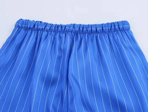 Détail de la taille élastique et des rayures verticales bleues du pantalon de pyjama