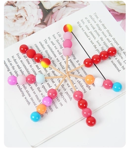 Gros plan de pics à fruits en bois colorés pour décoration de maison de poupée et DIY