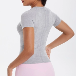 Dettaglio della maglia da yoga senza cuciture con rete traspirante e motivi sulla schiena