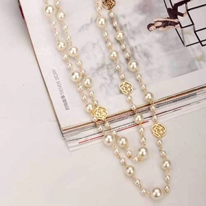 Collana lunga multistrato di perle con ciondoli a forma di fiori di camelia dorati