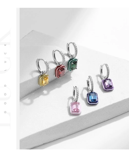 Dettaglio di orecchini a cerchio in argento s925 con ciondoli in gemme colorate