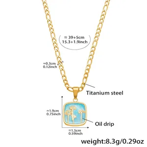 Dettaglio della collana figaro placcata oro 18k con ciondolo floreale in smalto blu