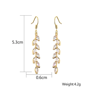 Goldene Weizen-Ohrhänger mit Zirkonia-Steinen und 5,3 cm Längenangabe auf Weiß