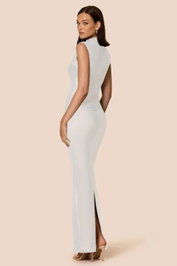 Dettaglio di un abito lungo bianco senza maniche con spacco posteriore alto per un look elegante