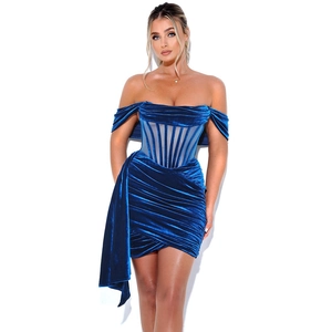 Détail du velours bleu et des coutures en mesh sur la robe de soirée corset