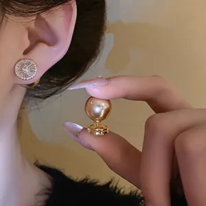 Boucles d'oreilles doubles perles plaquées or avec cristaux de zircone rayonnants