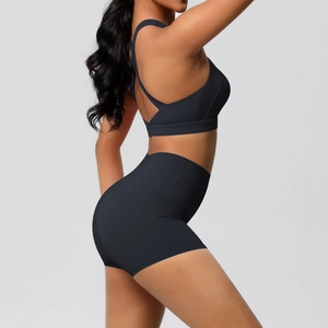 Seitenansicht des schwarzen Yoga-Sets mit High-Waist-Shorts und Racerback-Sport-BH