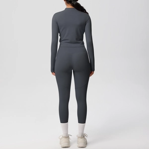 Vue arrière de l'ensemble de yoga gris foncé avec legging taille haute et haut à manches