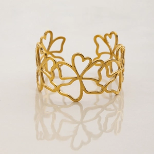 Macro shot of 18K gold plated stainless steel bracelet with hollow floral heart pattern