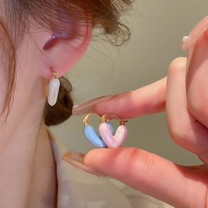 Détails de boucles d'oreilles cœur en émail blanc, bleu et rose avec crochets d'or