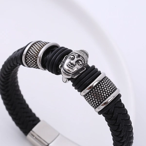 Bracciale da uomo in pelle nera intrecciata con testa di Buddha d'argento e chiusura