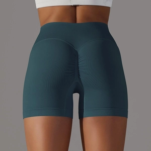 Dettaglio posteriore degli shorts da yoga a vita alta con effetto arricciato verde