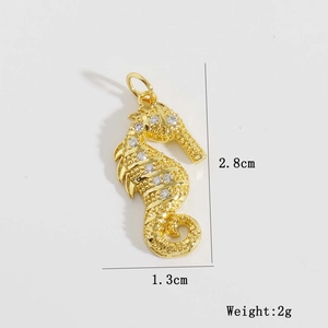 Pendentif hippocampe détaillé avec zircons blancs et dimensions de 2,8 x 1,3 cm
