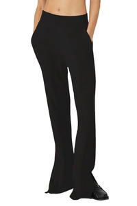 Vista dettagliata dei pantaloni da yoga neri larghi da donna in maglia morbida su fondo bianco