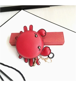 Détail du porte-monnaie crabe rouge avec texture litchi et porte-clés doré
