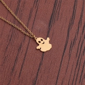 Collier avec pendentif fantôme en acier inoxydable doré sur une surface en bois